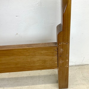 Mid-Century Walnut and Cane Front Headboard King Bild 9