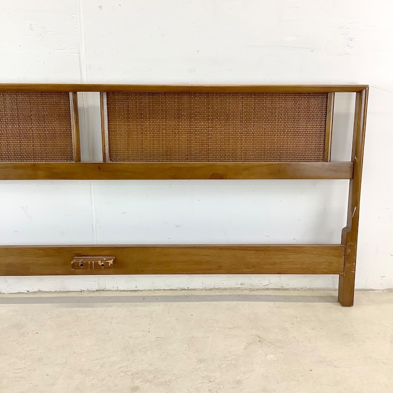 Mid-Century Walnut and Cane Front Headboard King Bild 3