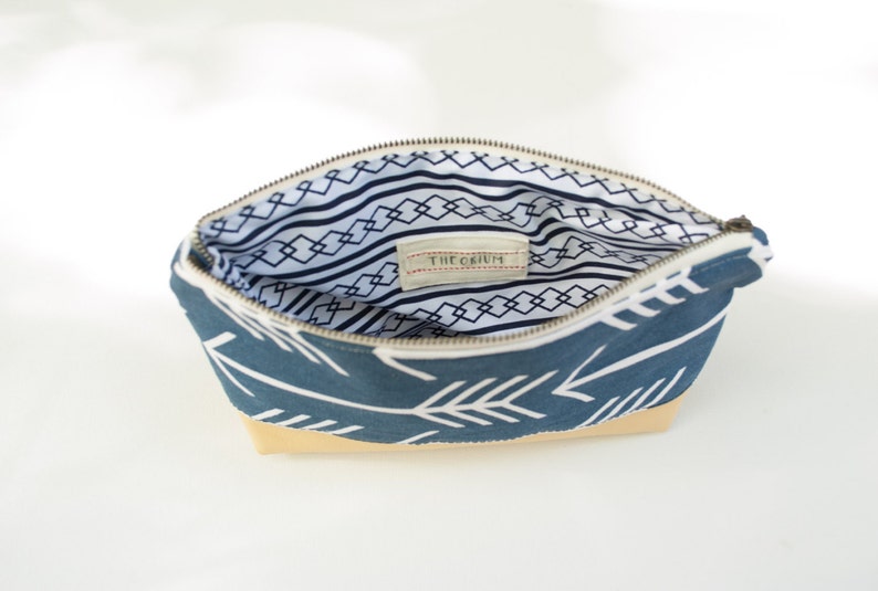 Womens Clutch Purse Vegan Handbag Travel Makeup Bag SALE Blue Arrows Zipper Pouch