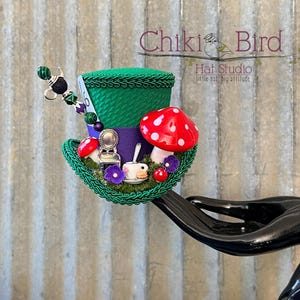 Micro mini haut de forme, chapeau vert et violet du Chapelier fou, mini haut de Tea Party Onederland, chapeau haut de forme Chapelier fou 10/6, Alice au pays des merveilles