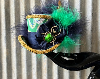 Micro mini-tophoed, marineblauwe en groene minihoed, Alice in Wonderland, gekke hoedenmaker, keverhoed, minihoed Kentucky Derby, theekransjehoed