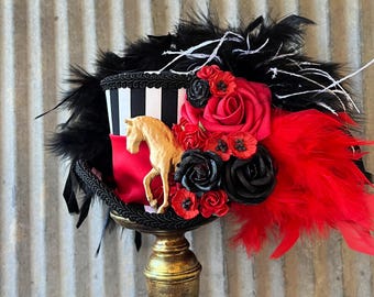 Mini-tophoed, Kentucky Derby-minitophoed, zwarte en rode mini-tophoed, rode rozen mini-tophoed, derbyhoed, paardenhoed, Royal Ascot, medium