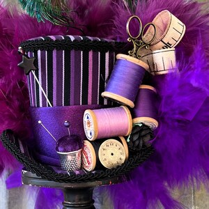 Mini chapeau haut de forme, chapeau à coudre, chapeau de fête de thé Steampunk violet, Alice au pays des merveilles, chapeau du chapelier fou, chapeau de couturière, chapeau de tailleur, soirée de thé folle, petit image 2