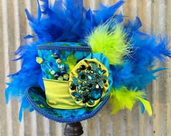 Mini Hoge hoed, Blingy Groen en Turquoise Strass Mini hoed, Alice in Wonderland, Derby hoed, Mad Hatter Hat, Kentucky Derby hoed, medium