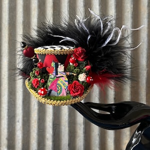 Micro Königin der Herzen Diorama Hut, Die rote Königin Mini Hut, Alice im Wunderland, verrückte Tee Königin Mini Hut, verrückte Königin Mini Hut, verrückte Hutmacher Hut