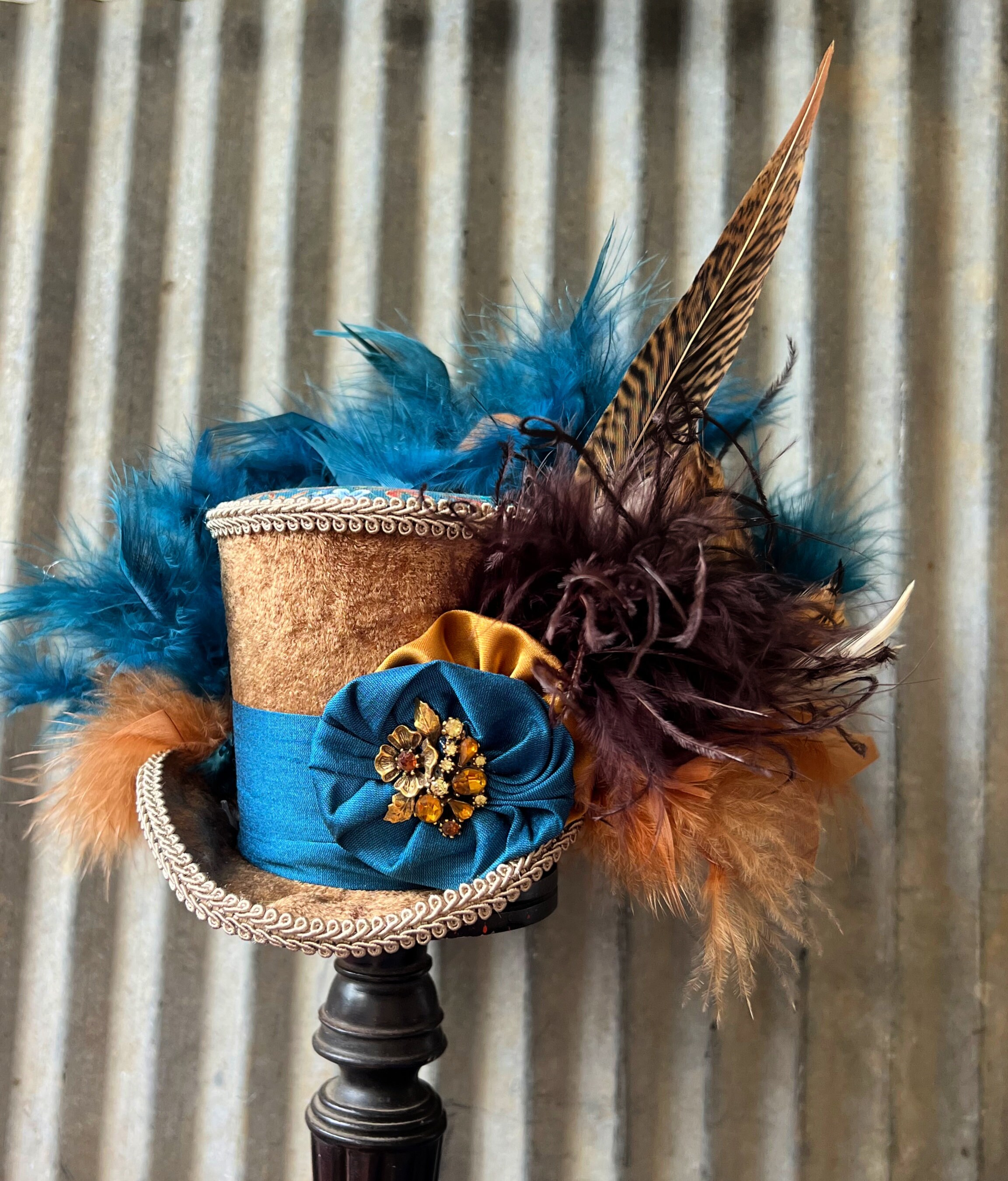 Blume Mini Zylinder Fascinator Haarspange | Feder & Netz Damen-Hut Für Hochzeit, Derby, Cocktail-Party