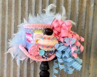 Mini chapeau haut de forme, chapeau Kentucky Derby, chapeau cupcake bleu et rose Mini chapeau haut de forme, chapeau Alice au pays des merveilles, faux cupcake Candy Land, taille moyenne