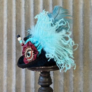 Mini chapeau haut de forme micro, Kentucky Derby Mini, mini chapeau en strass oeil, Mini haut de forme Alice au pays des merveilles, Mini haut de forme bleu marine bordeaux, chapelier fou image 2