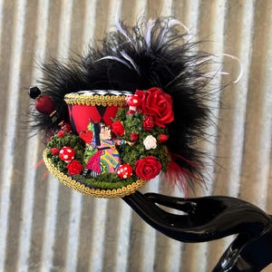 Mini hoge hoed, Micro Queen of Hearts dioramahoed, The Red Queen minihoed, Alice in Wonderland, Mad Tea Queen minihoed