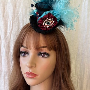 Mini chapeau haut de forme micro, Kentucky Derby Mini, mini chapeau en strass oeil, Mini haut de forme Alice au pays des merveilles, Mini haut de forme bleu marine bordeaux, chapelier fou image 5