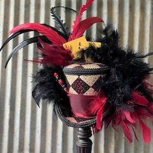 Mini-hoge hoed, Glam Queen-hoed, Hartenkoningin-hoed, Alice in Wonderland-hoed, Mad Hatter-hoed. Tea Party-hoed, Vegas-hoed, medium