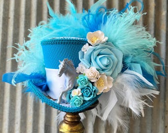 ケンタッキーダービーミニトップハット、ケンタッキーダービーハット、ターコイズとホワイトのホースハット、ロイヤルアスコット、競馬ハット、ミニトップハット、ミディアムミニ