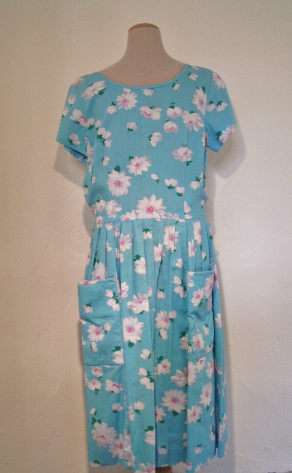 1950s turquoise daisy print dress