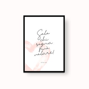 May include: A white background with a pink watercolour heart and black text that reads "Solo chi sogna può volare!" and "PETER PAN".