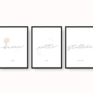 Può includere: Tre stampe incorniciate nere con sfondi bianchi e frasi in italiano. La prima stampa ha un cerchio rosa e la frase "buona notte" che significa "buona notte". La seconda stampa ha un disegno floreale bianco e la frase "notte" che significa "notte". La terza stampa ha un disegno floreale bianco e la frase "stellina" che significa "stellina".