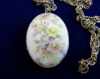 SALE     Beautiful Vintage Flower Transfer Gold Tone Locket with Chain.