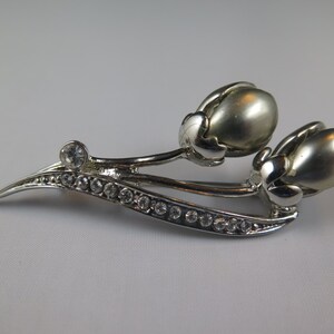Classy Silver Tone Flower and Rhinestone Brooch
