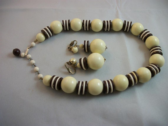 SALE     Vintage necklace and earrings.  Cream be… - image 1