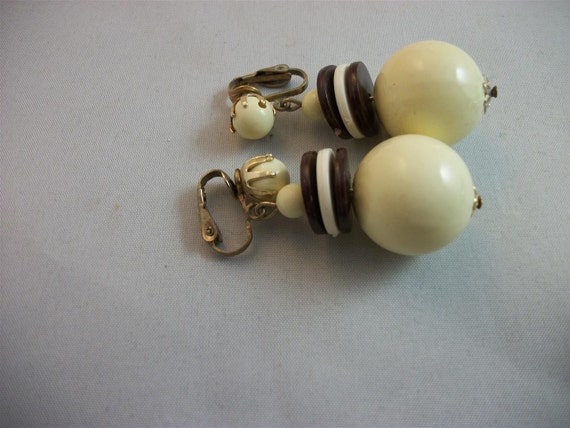 SALE     Vintage necklace and earrings.  Cream be… - image 3