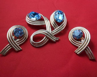 Beautiful vintage blue and gold tone brooch with matching earrings.