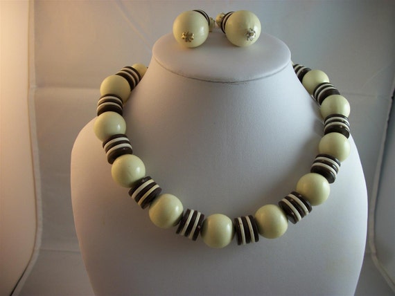 SALE     Vintage necklace and earrings.  Cream be… - image 2