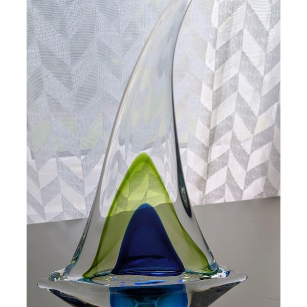Sculpture de voilier Murano 11" avec voile soufflée à la main, effet flamme bleu-vert