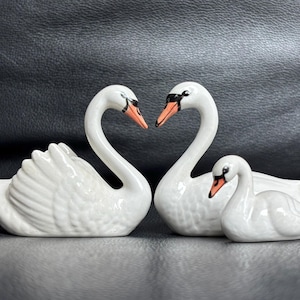 Juego de 3 figuras de cerámica de cisnes blancos en familia, pintadas a mano con detalles pintados.