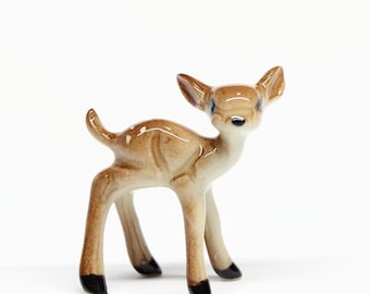 Figura de ciervo de cerámica en miniatura de color marrón pintada a mano.