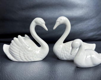 Ensemble de 3 figurines de famille cygnes blancs en céramique peintes à la main.