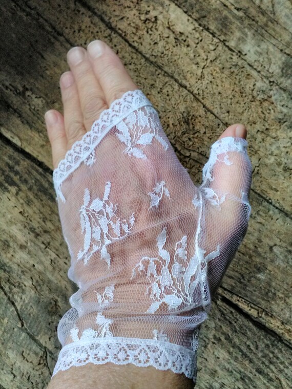 Eighties 80's white lace fingerless mittens, glove