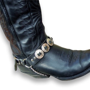 Zwarte leren laarzen, conchos-cowboykettingen, sporen van bikerlaarzen