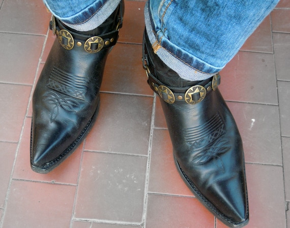 bottes de moto western en similicuir noir pour hommes avec sangle à boucle et détails brodés bottes de moto western en similicuir noir pour hommes avec sangle à boucle et détails brodés