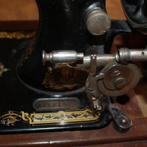 Rarement Machine à coudre à manivelle ANTIQUE SINGER belle patine et numéro de série toujours utilisable B1281908 image 9