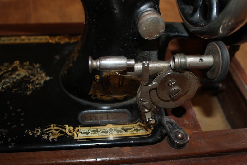 Rarement Machine à coudre à manivelle ANTIQUE SINGER belle patine et numéro de série toujours utilisable B1281908 image 9