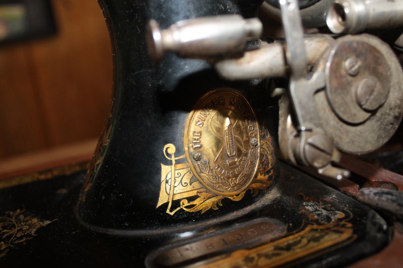 Rarement Machine à coudre à manivelle ANTIQUE SINGER belle patine et numéro de série toujours utilisable B1281908 image 3