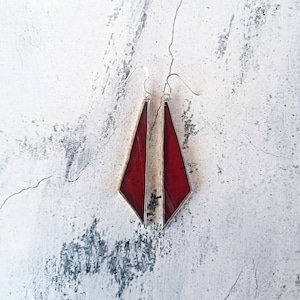 Långa, hängande triangelformade röda glasörhängen i geometrisk unisex-stil med färgat glas för män och kvinnor, elegant och cool julklapp eller alla hjärtans dag-present.