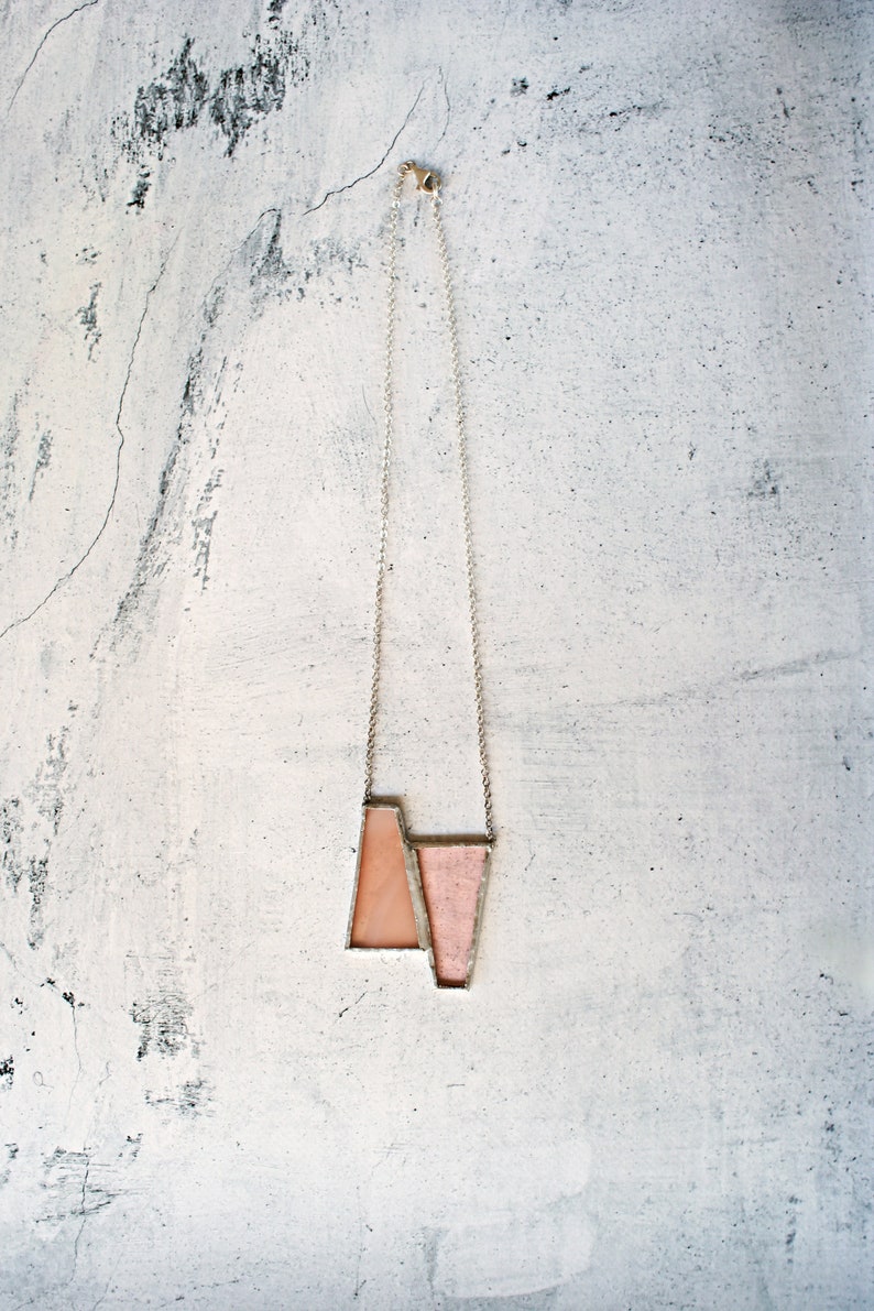 Collana geometrica e romantica con trapezi in vetro rosa cipria, stile minimalista moderno in vetro stagnato Tiffany e catena d'argento 925 image 1