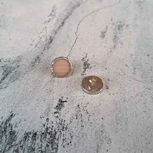 Orecchini vetro rosa cipria tondi piccoli con perno in argento delicati e romantici da donna e ragazza leggeri ai lobi sobri e semplici image 3