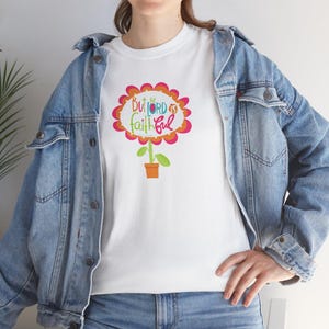 Men Herren är trofast T-shirt | Blomkruka T-shirt | Bibelvers T-shirt