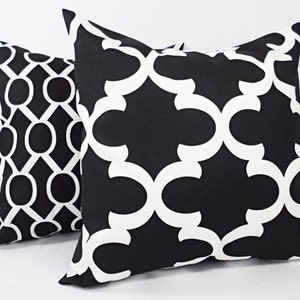 Une taie d'oreiller noire, oreiller noir et blanc, coussin décoratif noir, couvre-oreiller noir, coussin de canapé, taie d'oreiller blanche, oreillers noirs image 3