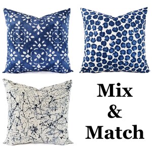 Puede incluir: Tres almohadas decorativas con patrones azules y blancos. Las almohadas est&aacute;n dispuestas en forma de cuadrado con el texto "Mix & Match" debajo.