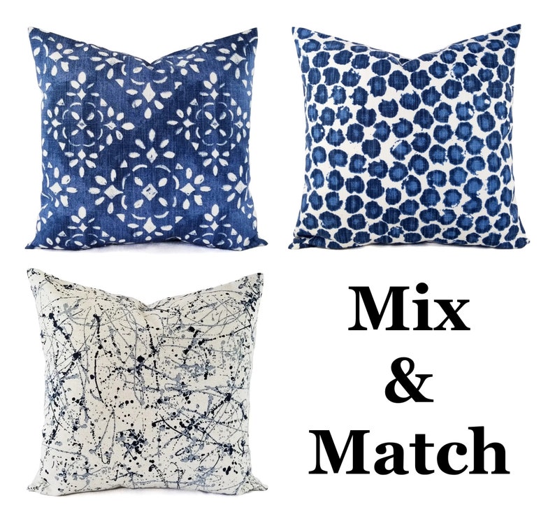 Puede incluir: Tres almohadas decorativas con patrones azules y blancos. Las almohadas est&aacute;n dispuestas en forma de cuadrado con el texto "Mix & Match" debajo.
