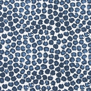 Puede incluir: Tela blanca con un patr&oacute;n abstracto azul y blanco de peque&ntilde;os c&iacute;rculos. La tela tiene una superficie texturizada.