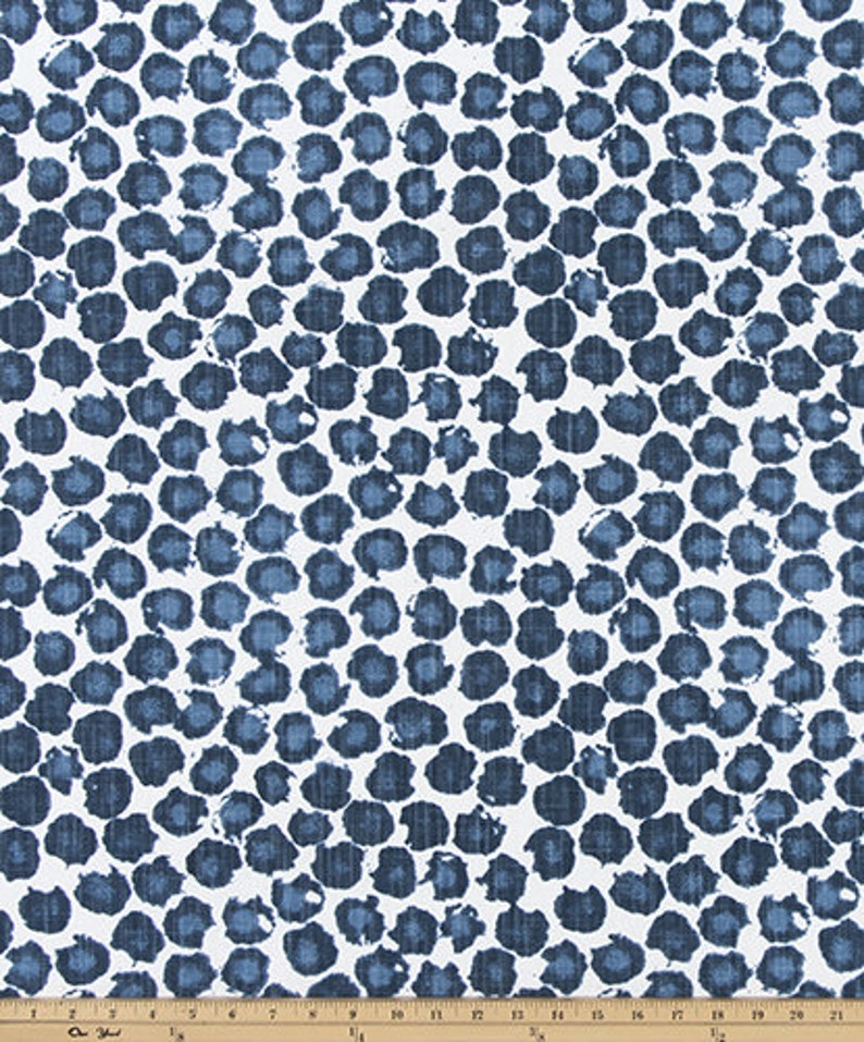 Puede incluir: Tela blanca con un patr&oacute;n abstracto azul y blanco de peque&ntilde;os c&iacute;rculos. La tela tiene una superficie texturizada.