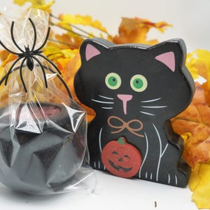 Bomba da bagno a forma di calderone di Halloween – Latte di capra frizzante con anello di ragno