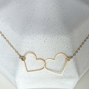 TWEE harten ketting - vergrendeling hart ketting - eenvoudige hart ketting in goud, Rose goud of Sterling Zilver