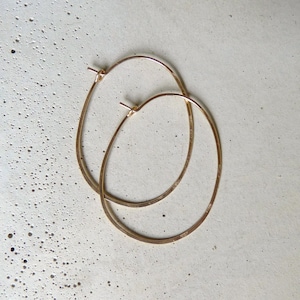 PETITES CRÉOLES OVALES - Créoles ovales en or martelé - Créoles ovales en or rose, créoles ovales en or ou créoles ovales en argent sterling