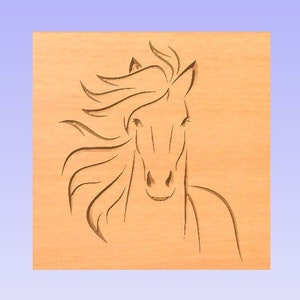 Puede incluir: Una talla de madera de la cabeza de un caballo con su crin al viento.