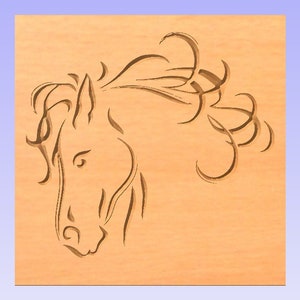 Puede incluir: Una talla de madera de la cabeza de un caballo con su crin ondeando en el viento. La talla está hecha en un estilo simple y elegante.