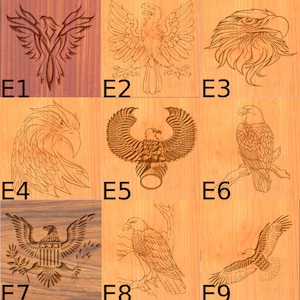 Puede incluir: Nueve tallas de madera diferentes de águilas en varias poses. Las tallas están todas sobre un fondo de madera clara. Las águilas son todas de color natural.